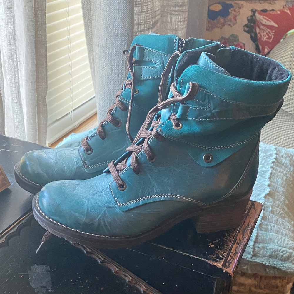 Dromedaris Teal Combat Boots